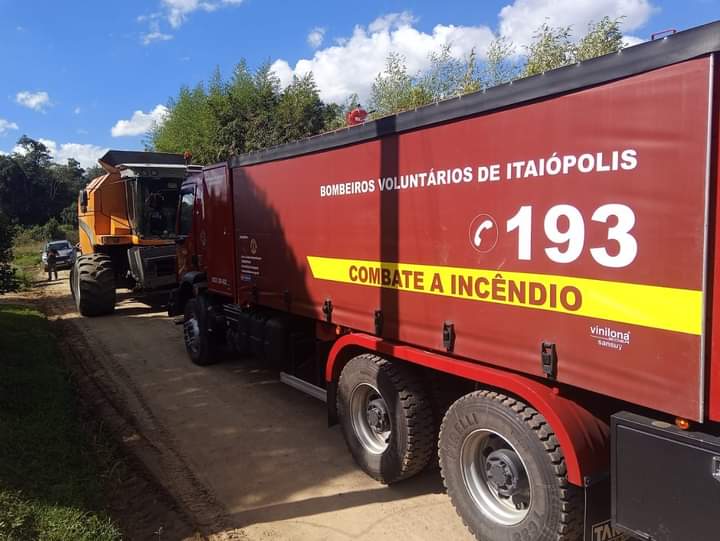 Bombeiros são acionados para incêndio em máquina agrícola, em Itaiópolis