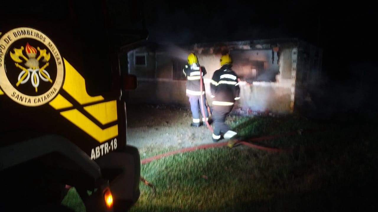 Casa é destruída por incêndio no interior de Major Vieira