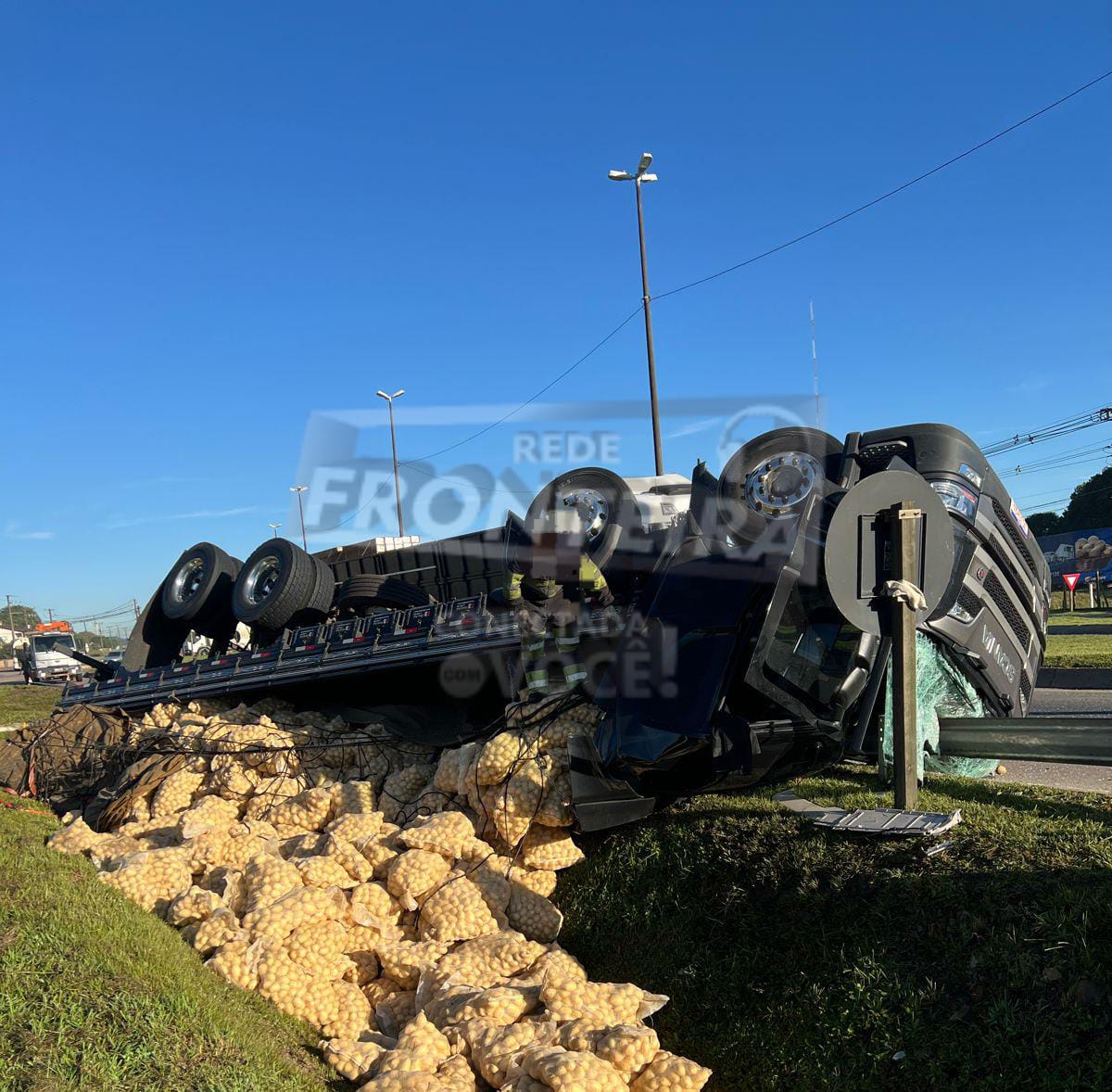 Caminhão com carga de batata tomba na BR-116, em Papanduva