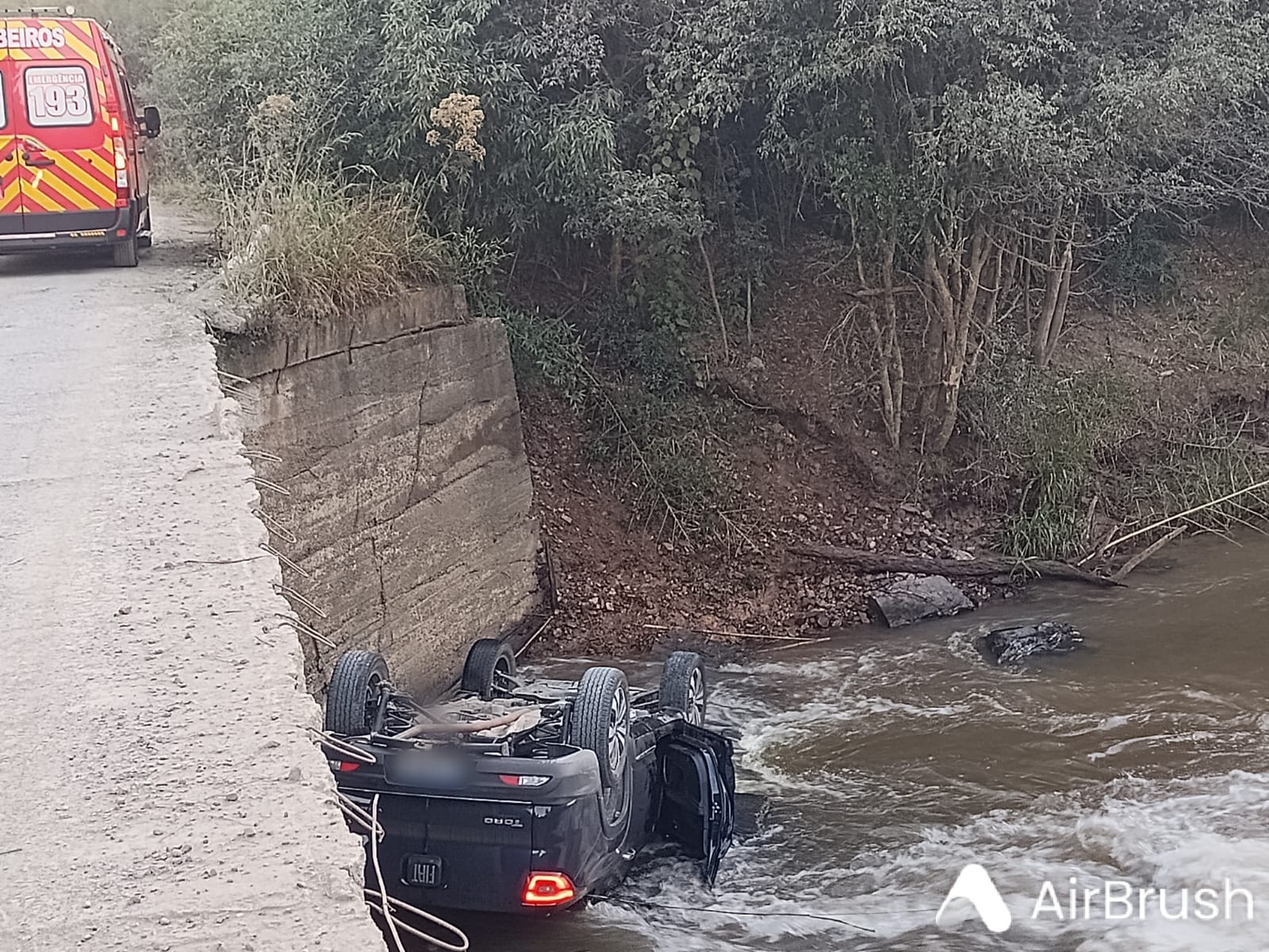 Veículo sai da pista e cai de ponte no interior de Monte Castelo