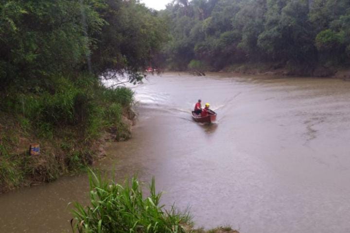 ​Bombeiros realizam buscas por adolescente que caiu no rio Canoinhas