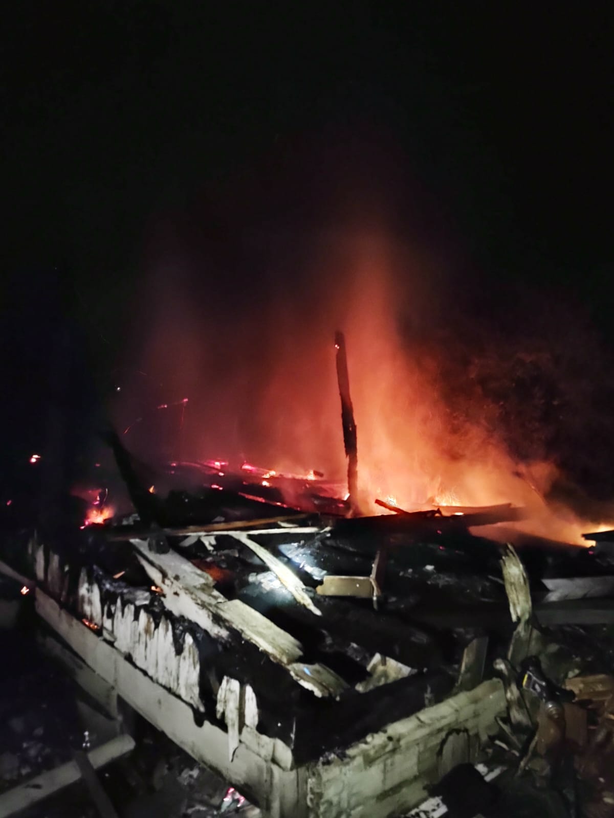 Edificação de madeira é destruída por incêndio no Planalto Norte Catarinense